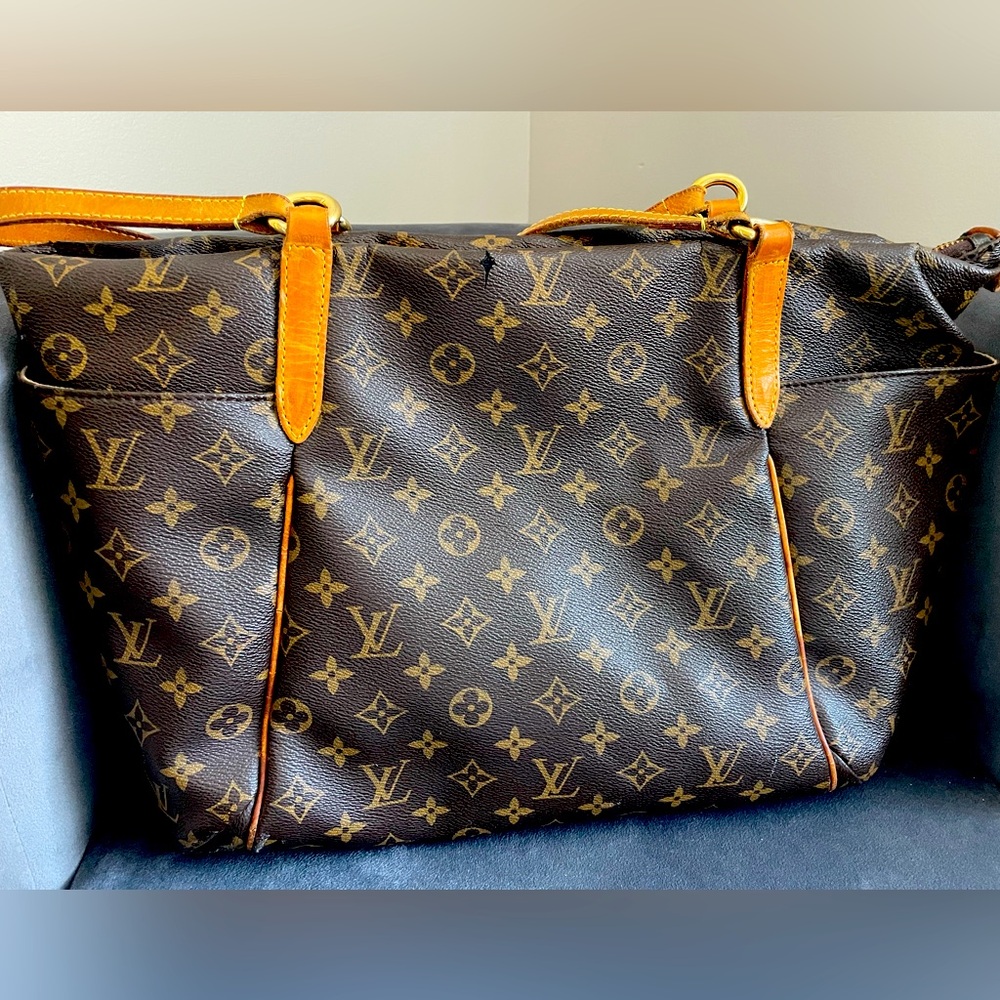 Authentic Louis Vuitton Zip closure tote